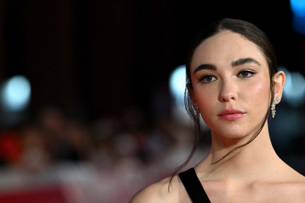 La giacca di jeans si trasforma, e la versione pop di Matilda De Angelis per la primavera è wow