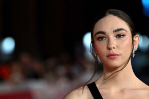 La giacca di jeans si trasforma, e la versione pop di Matilda De Angelis per la primavera è wow